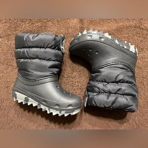 Crocs kids winter boots 10C
Black Winter Boots with Gray Soles